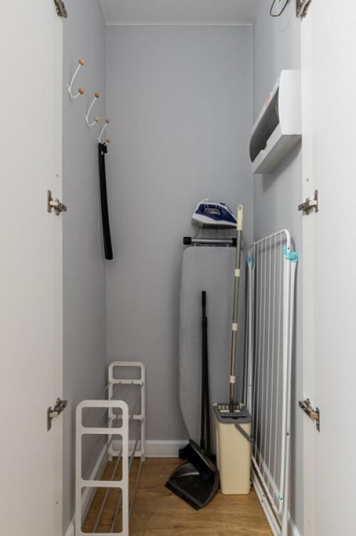 Обычно 20 квадратных метров - это площадь одной комнаты. 06