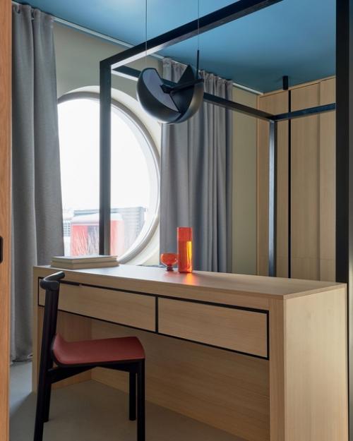 Интерьер гостевого шале, которое продолжило архитектурную концепцию загородного дома. 06