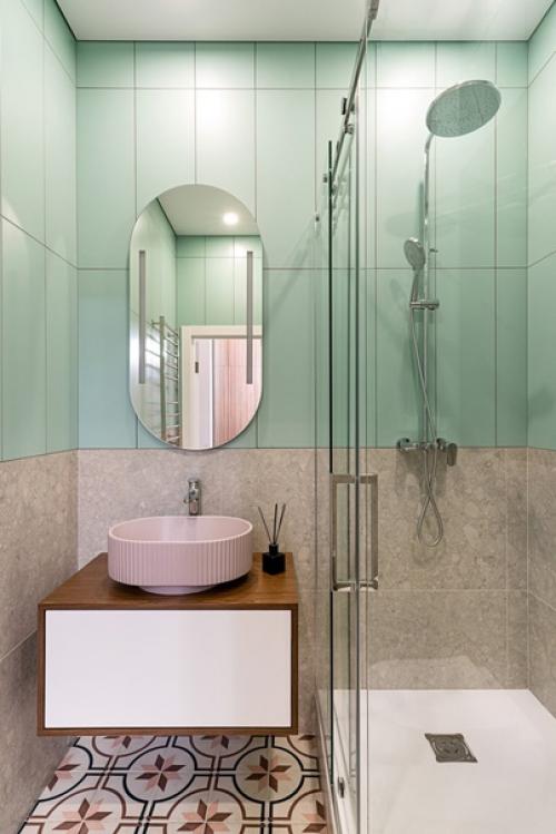 Стильная двушка с цветной мебелью и встроенными шкафами. 06