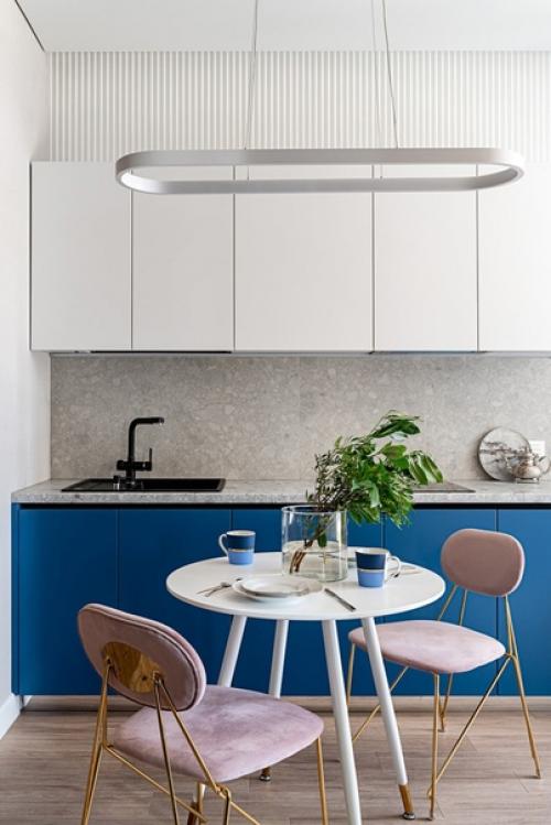 Стильная двушка с цветной мебелью и встроенными шкафами. 02