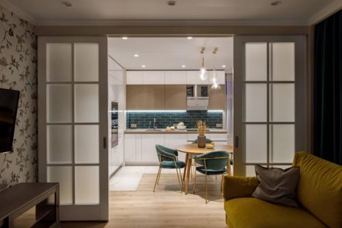 Стильная двухкомнатная квартира с кухней - гостиной и кабинетом на лоджии. 02