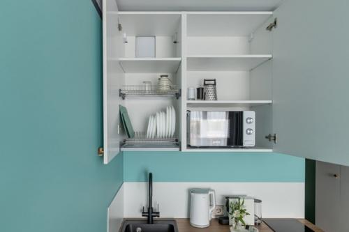 Обычно 20 квадратных метров - это площадь одной комнаты. 02