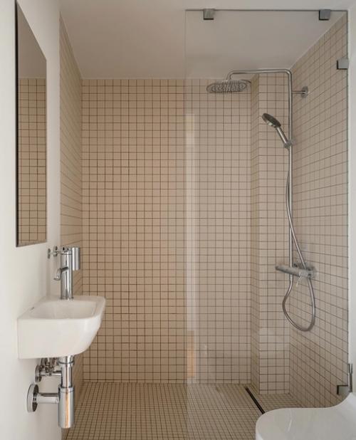 Двухуровневая квартира с двусветной гостиной и вполовину меньшими по высоте спальней, прихожей и ванной. 09