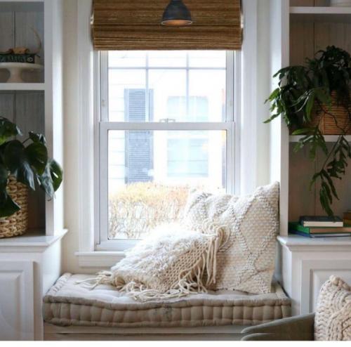 Уютные подоконники, на которых хочется сидеть часами. 02