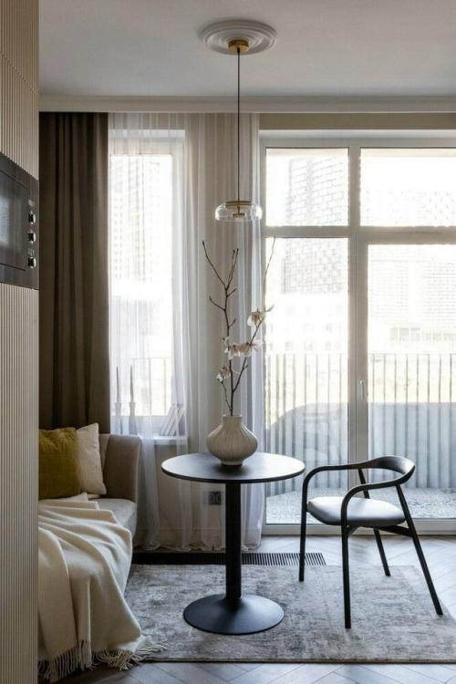 Эта небольшая квартира с проходной кухней и спальней в нише идеально продумана для комфортной жизни на ограниченном пространстве. 05