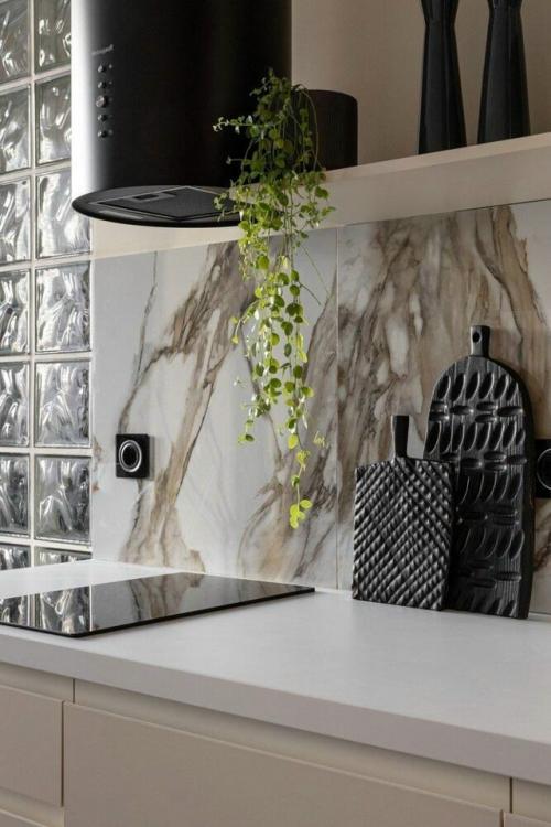 Эта небольшая квартира с проходной кухней и спальней в нише идеально продумана для комфортной жизни на ограниченном пространстве. 04