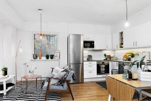 Квартира - студия с полноценной кухней и большой кроватью. 07