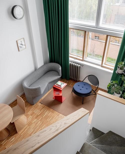 Двухуровневая квартира с двусветной гостиной и вполовину меньшими по высоте спальней, прихожей и ванной. 03