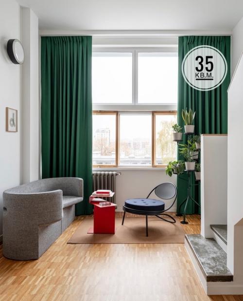 Двухуровневая квартира с двусветной гостиной и вполовину меньшими по высоте спальней, прихожей и ванной.