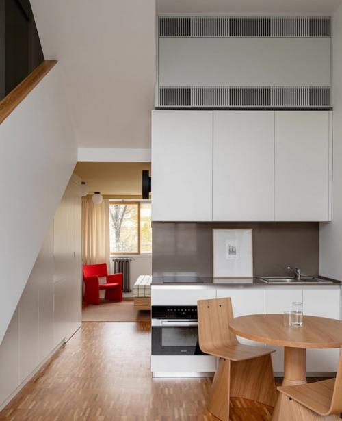 Двухуровневая квартира с двусветной гостиной и вполовину меньшими по высоте спальней, прихожей и ванной. 01