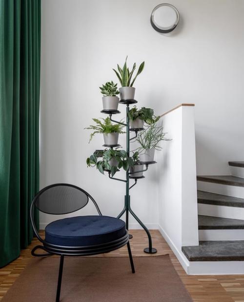 Двухуровневая квартира с двусветной гостиной и вполовину меньшими по высоте спальней, прихожей и ванной. 02