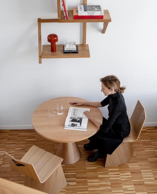 Двухуровневая квартира с двусветной гостиной и вполовину меньшими по высоте спальней, прихожей и ванной. 06