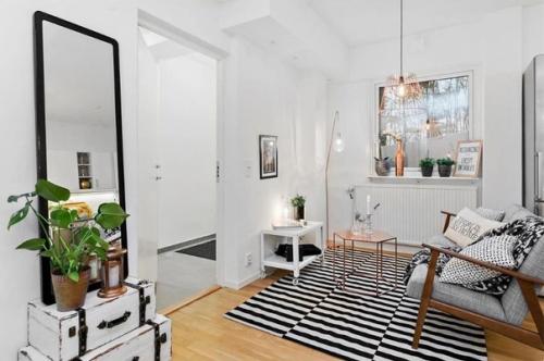 Квартира - студия с полноценной кухней и большой кроватью. 04