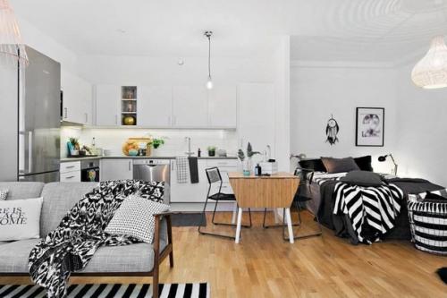 Квартира - студия с полноценной кухней и большой кроватью.