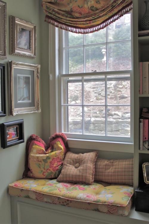 Уютные подоконники, на которых хочется сидеть часами.