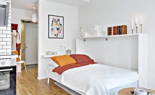 Очень яркое помещение, а точнее светлое с яркими акцентами. 03