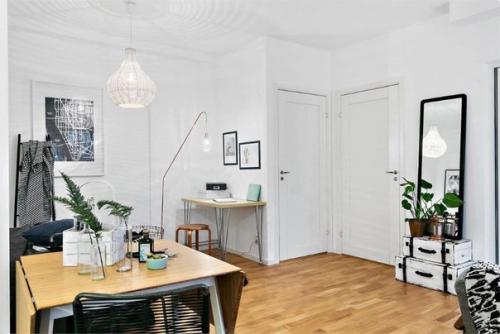 Квартира - студия с полноценной кухней и большой кроватью. 02