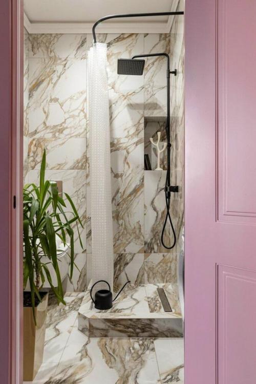 Эта небольшая квартира с проходной кухней и спальней в нише идеально продумана для комфортной жизни на ограниченном пространстве. 09