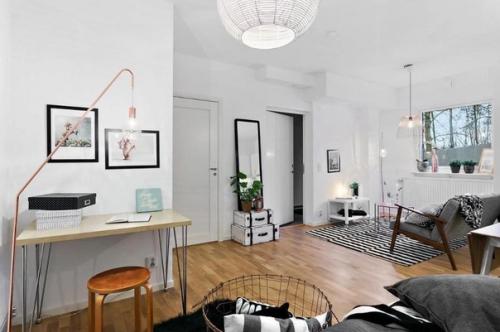 Квартира - студия с полноценной кухней и большой кроватью. 06