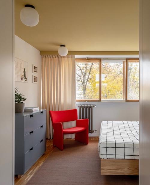 Двухуровневая квартира с двусветной гостиной и вполовину меньшими по высоте спальней, прихожей и ванной. 08