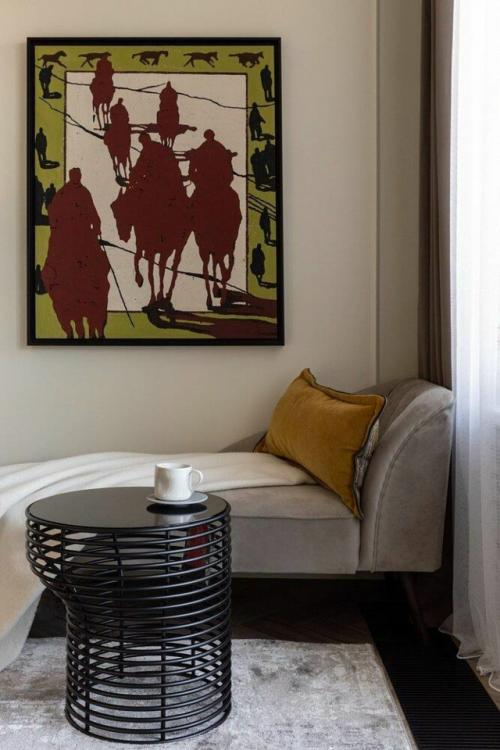 Эта небольшая квартира с проходной кухней и спальней в нише идеально продумана для комфортной жизни на ограниченном пространстве. 02