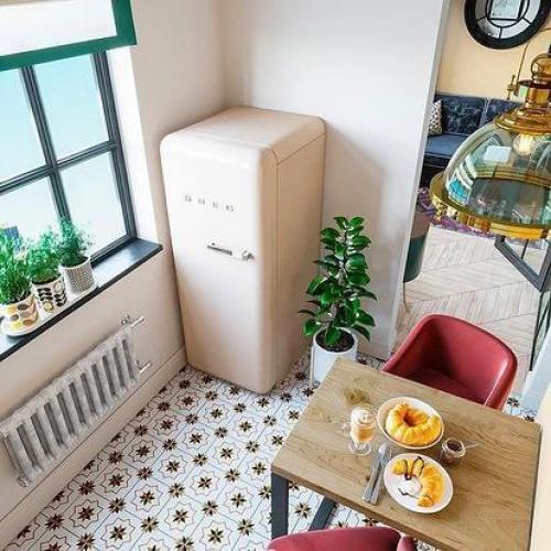 В маленькой кухне холодильник ставится туда, куда поместится. 
