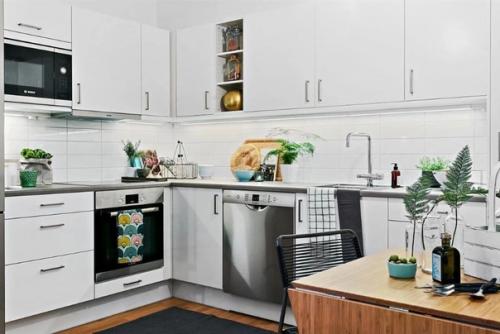 Квартира - студия с полноценной кухней и большой кроватью. 03