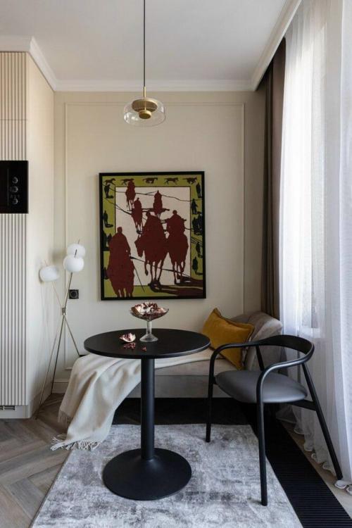 Эта небольшая квартира с проходной кухней и спальней в нише идеально продумана для комфортной жизни на ограниченном пространстве. 07