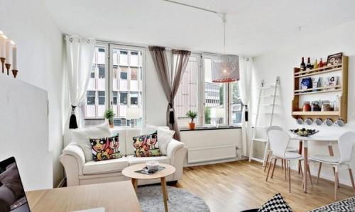 Очень яркое помещение, а точнее светлое с яркими акцентами. 05