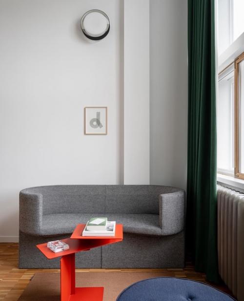 Двухуровневая квартира с двусветной гостиной и вполовину меньшими по высоте спальней, прихожей и ванной. 05