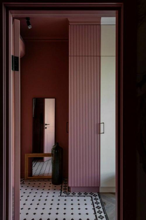 Эта небольшая квартира с проходной кухней и спальней в нише идеально продумана для комфортной жизни на ограниченном пространстве. 03