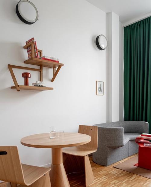 Двухуровневая квартира с двусветной гостиной и вполовину меньшими по высоте спальней, прихожей и ванной. 04