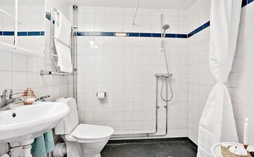 Очень яркое помещение, а точнее светлое с яркими акцентами. 04