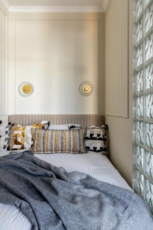 Эта небольшая квартира с проходной кухней и спальней в нише идеально продумана для комфортной жизни на ограниченном пространстве. 01