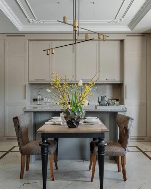 Просторная кухня с зоной столовой и уютной мягкой зоной. 02