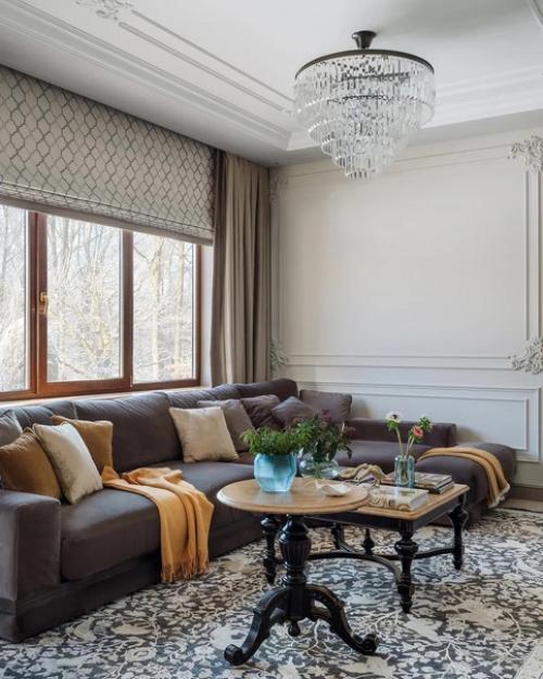 Просторная кухня с зоной столовой и уютной мягкой зоной. 01