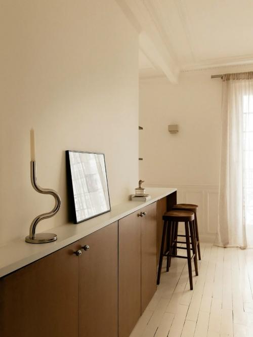 Эта квартира для молодой пары сочетает в себе исторический шарм и современный комфорт. 07