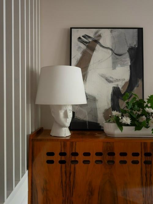 Эта квартира - не просто современное пространство, а дом с историей и душой. 06