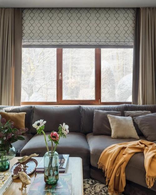 Просторная кухня с зоной столовой и уютной мягкой зоной.