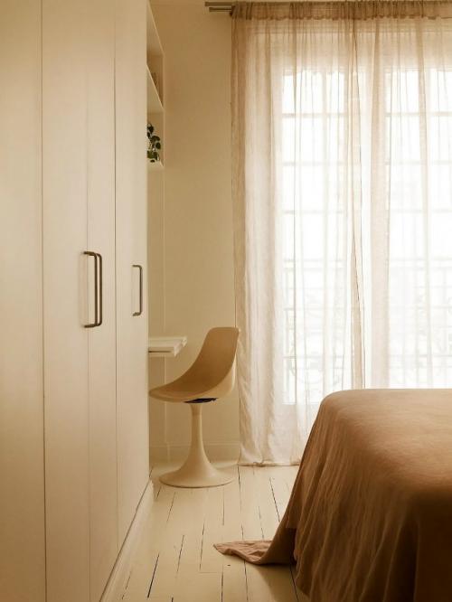 Эта квартира для молодой пары сочетает в себе исторический шарм и современный комфорт. 03