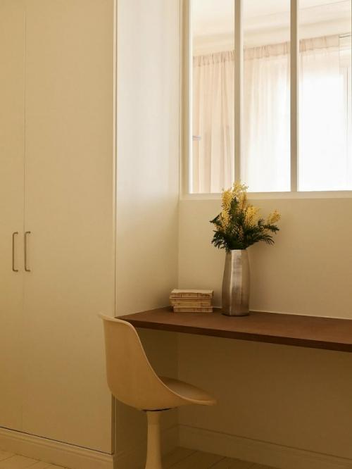 Эта квартира для молодой пары сочетает в себе исторический шарм и современный комфорт. 05