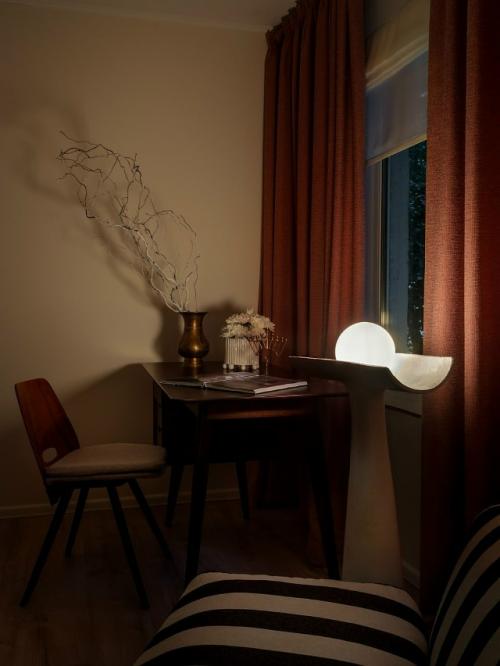 Эта квартира - не просто современное пространство, а дом с историей и душой. 05