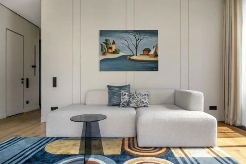 Проект квартиры с видом на останкинскую башню получился светлым, спокойным и очень уютным - идеальным для жизни молодой семейной пары. 01