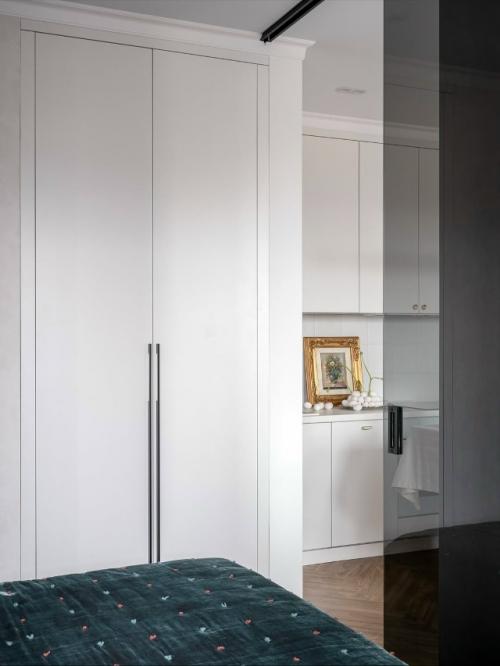 Уютная квартира, залитая тёплым светом и яркими оттенками, словно создана для того, чтобы в неё влюбляться с первого взгляда. 07