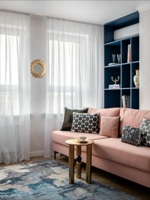 Уютная квартира, залитая тёплым светом и яркими оттенками, словно создана для того, чтобы в неё влюбляться с первого взгляда. 09