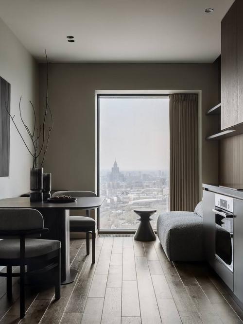 Эта компактная квартира - отличный пример того, как интерьер может подчёркивать, а не затмевать главную ценность пространства. 02