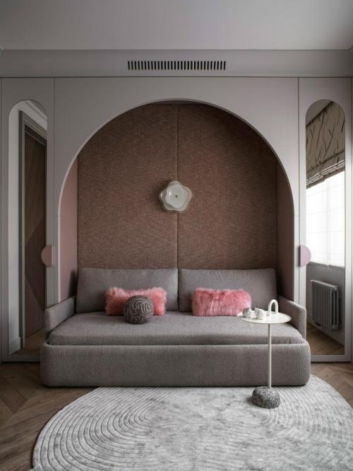 Дизайнеры объединили три небольшие квартиры и создали одно большое, продуманное пространство, идеально подходящее для семьи с детьми. 01