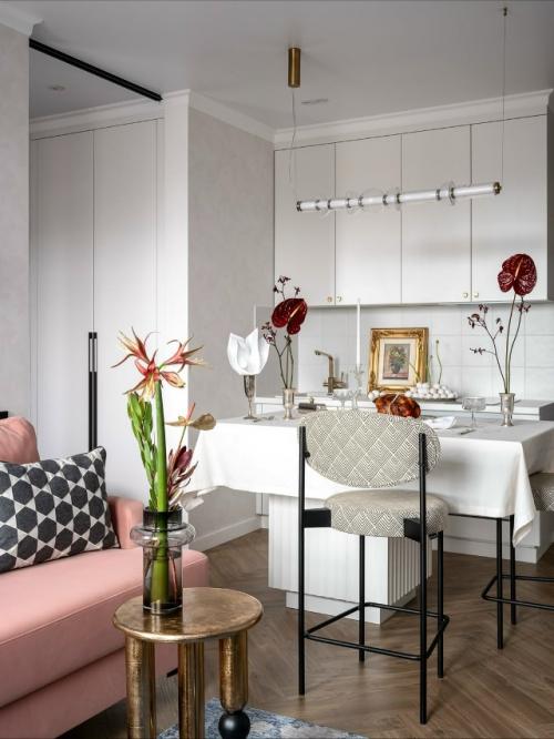 Уютная квартира, залитая тёплым светом и яркими оттенками, словно создана для того, чтобы в неё влюбляться с первого взгляда. 02