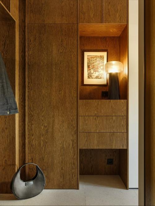 Квартира, в которой каждая деталь будто создана для тихого созерцания и внутреннего равновесия. 06