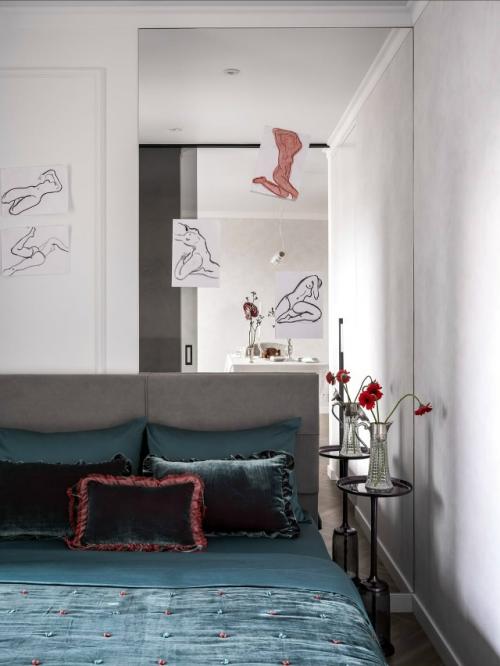 Уютная квартира, залитая тёплым светом и яркими оттенками, словно создана для того, чтобы в неё влюбляться с первого взгляда. 04